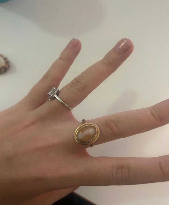 Sprzedam złoty pierścionek antyczny z kameą 585