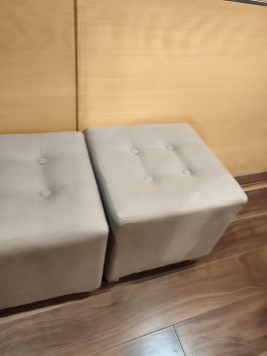 Conjunto lindíssimo composto por dois pufs em tons neutros
