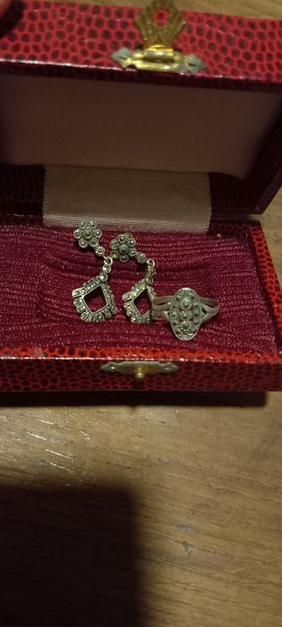 Conjunto de brincos antigos em prata e pequenas pedrinhas