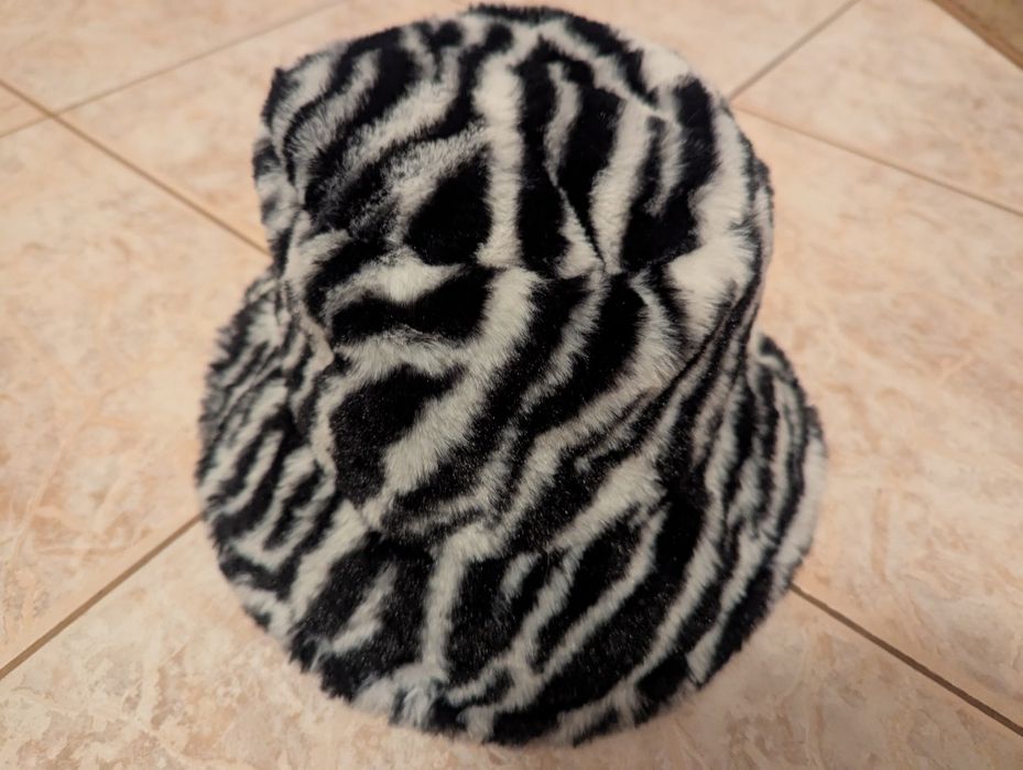 Kapelusz zimowy biało czarny z Sinsay czapka