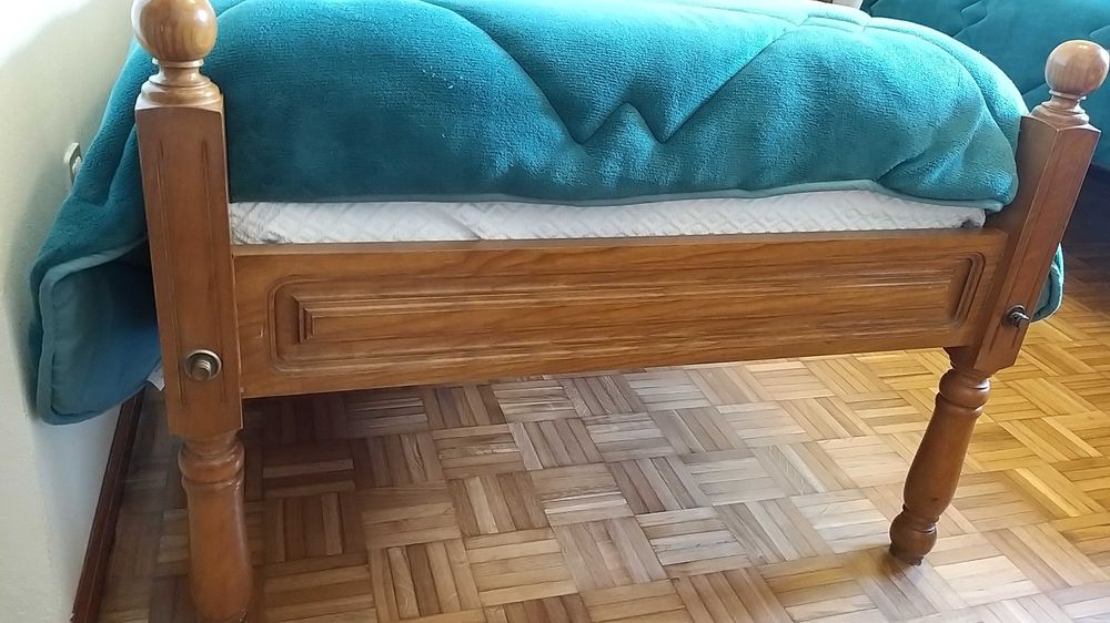 cama de solteiro com mesa cabeceira
e com colchão