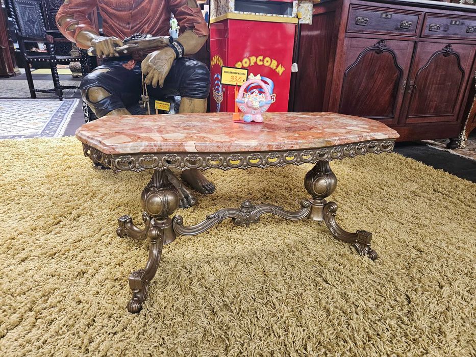 Mesa de centro com estrutura em latão e tampo em pedra - ópti