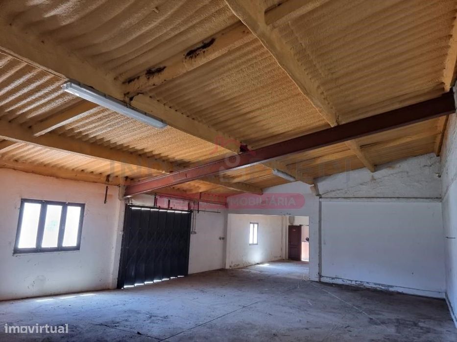 Armazém com logradouro, e um terreno rústico baldio, sito em Vilari...