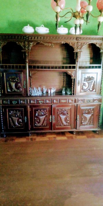 Móvel e mesa de sala antigos.