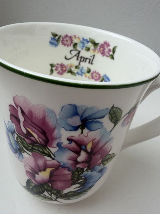 Caneca Porcelana Bone Tailândia Flores Mês Abril 350ml - Mcd