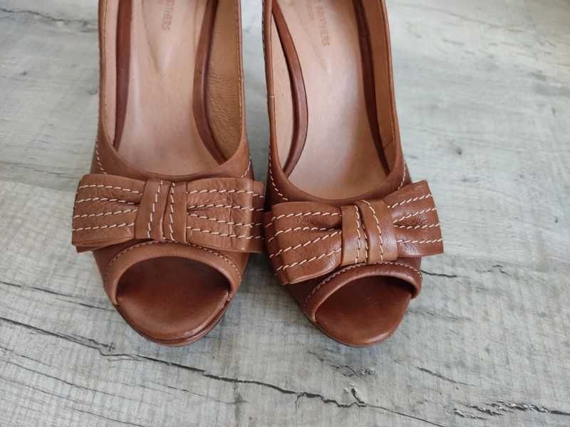 Sapatos de salto alto