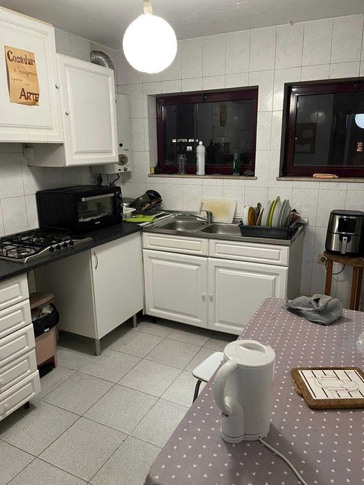 Quarto individual individual, em T4, com contrato, em frente à UA