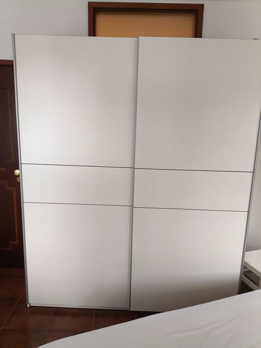 Roupeiro com portas deslizantes