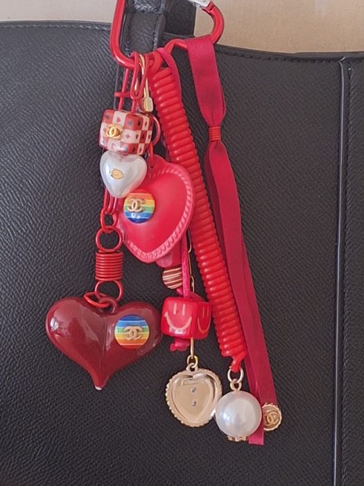 Breloczek zrobiony z logowanych guziczkow CC vintage