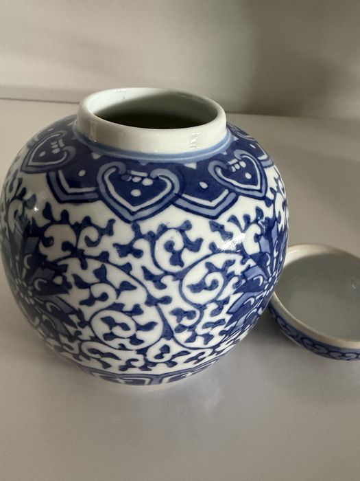 jarro em porcelana azul e branca com tampa