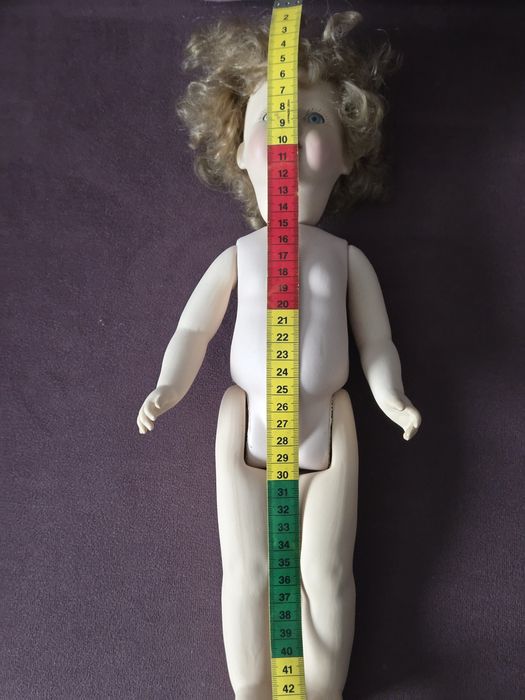 Bardzo stara lalka muzealna cala z porcelany