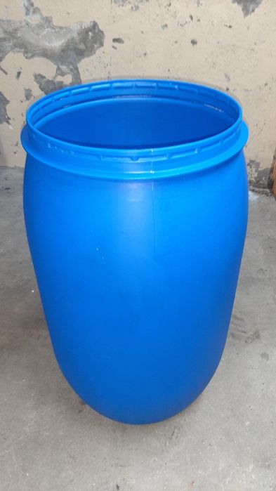 Bidons de plástico 250L c/novos. Possibilidade de entrega, a combinar.