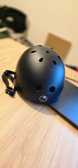 Kask eight ball 55-58 S/M czarny