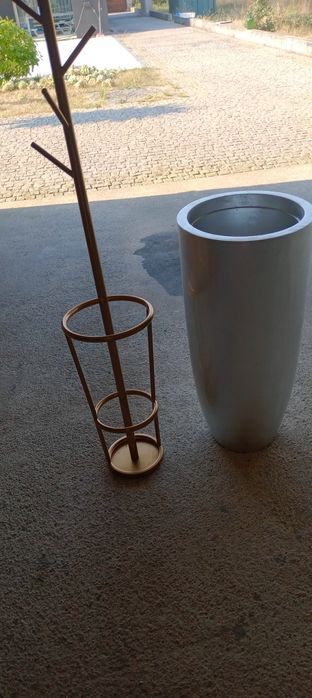 Jarrão em tom prateado  e bengaleiro em  tom dourado  fica por 40€ cad