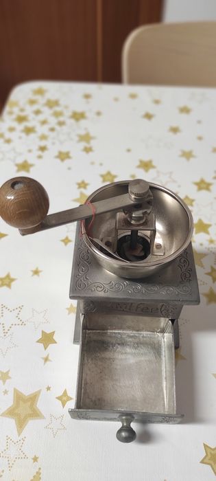 Moinho de café em estanho