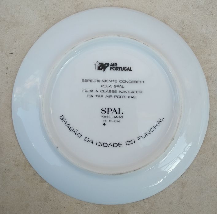Coleção de pratos da TAP com brasões de cidades