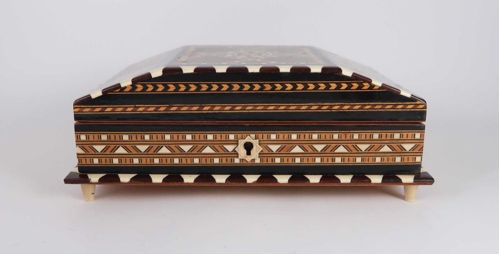 Caixa multifacetada em marchetaria