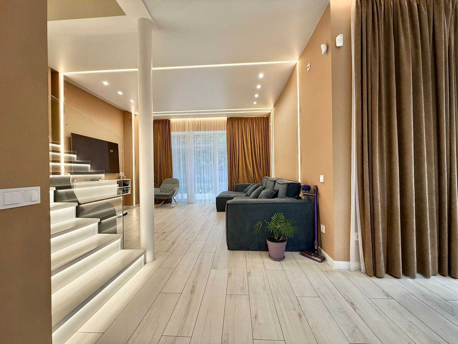 Двоповерховий Будинок З Ремонтом ТА Меблями, 10 КМ Від ЦЕНТРУ МІСТА