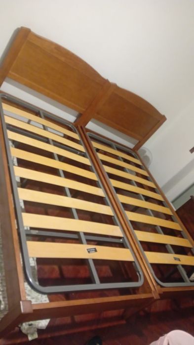 Vendo duas camas de solteiro madeira maciça.