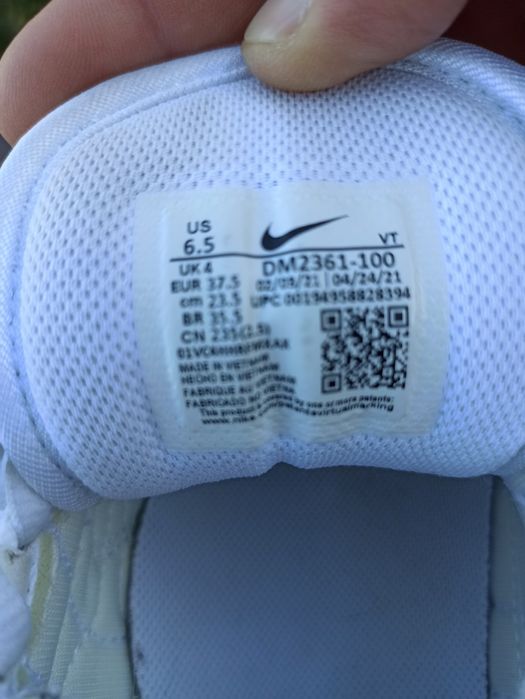 Жіночі кросівки Nake,в гарному стані.