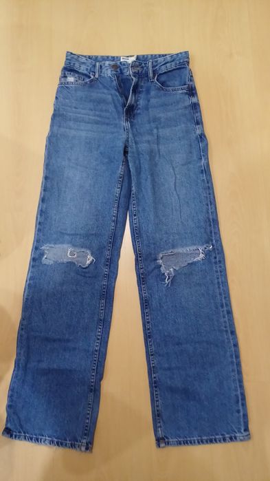 calças azuis rasgadas