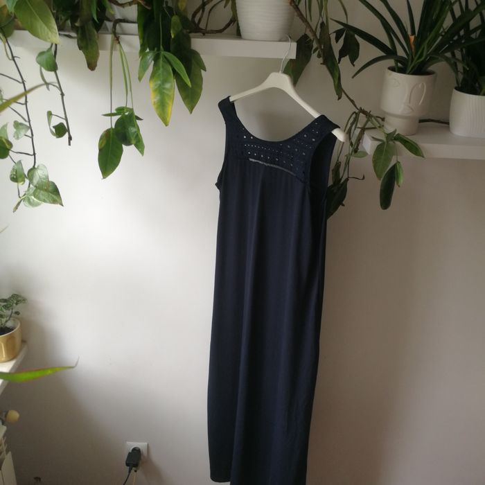 Długa granatowa sukienka maxi Plus Size z wycięciem