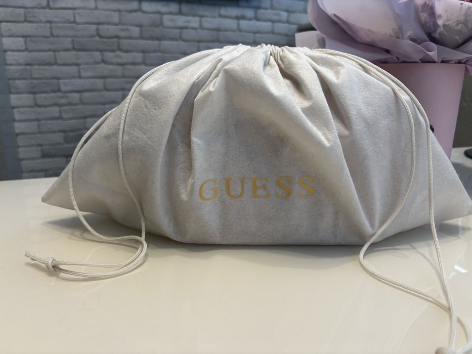Жіноча рожева сумка Guess