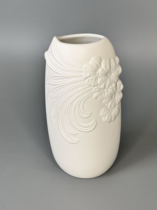 Матова біла порцелянова ваза Kaiser