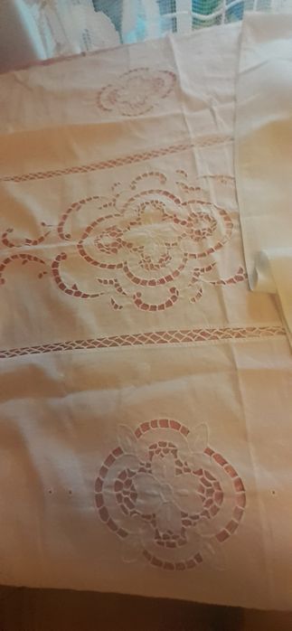 Belo Par de Cortinados Bordados