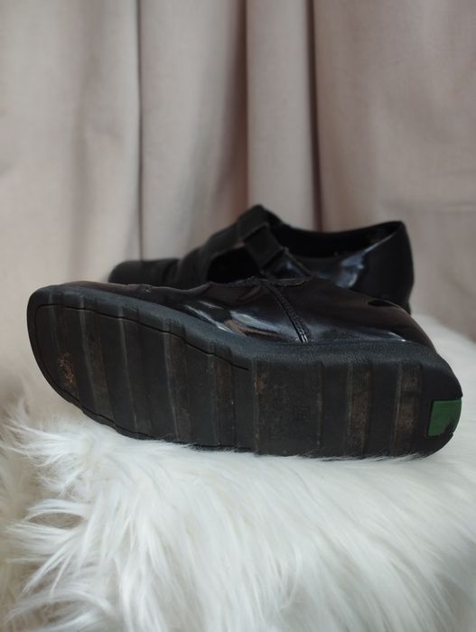 CZARNE lakierki Kickers r. 37 – klasyczne półbuty na RZEP