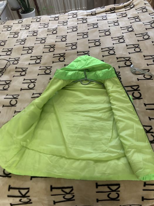 Желетка,яскрава,легенька.