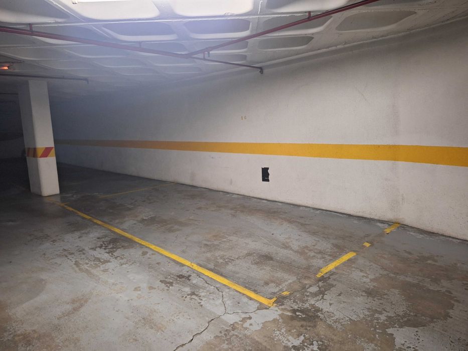Lugar de parqueamento automóveis e motos