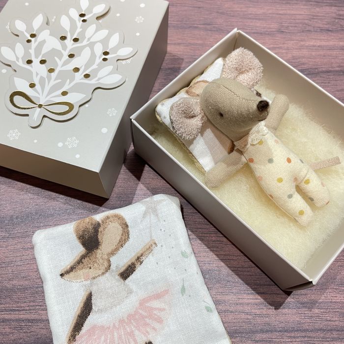 Zestaw prezentowy łóżeczko-pudełeczko dla myszek maileg łóżko pościel