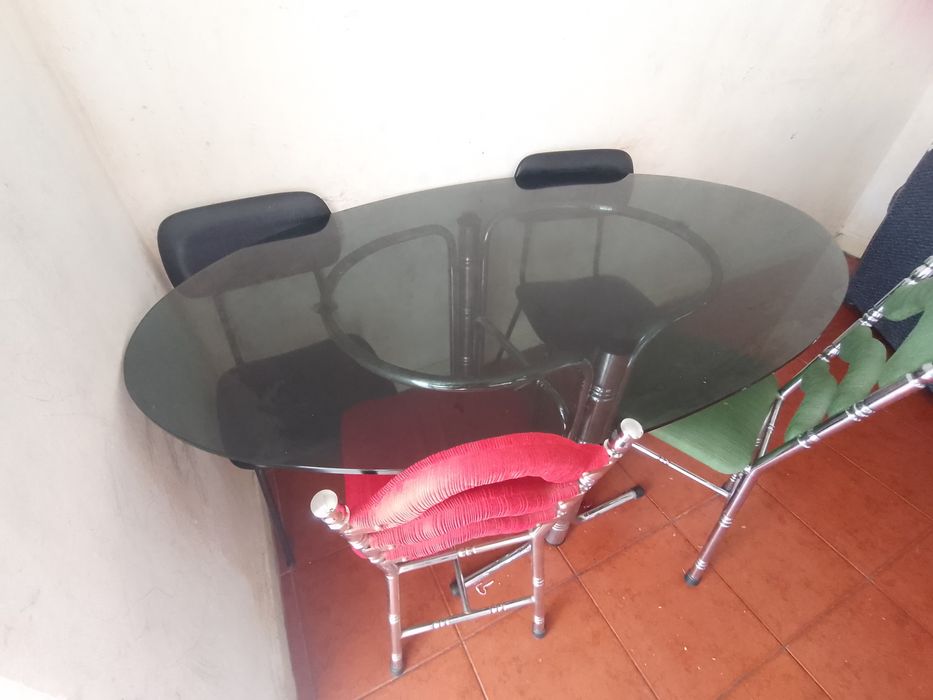Mesa de vidro com apoio de ferro