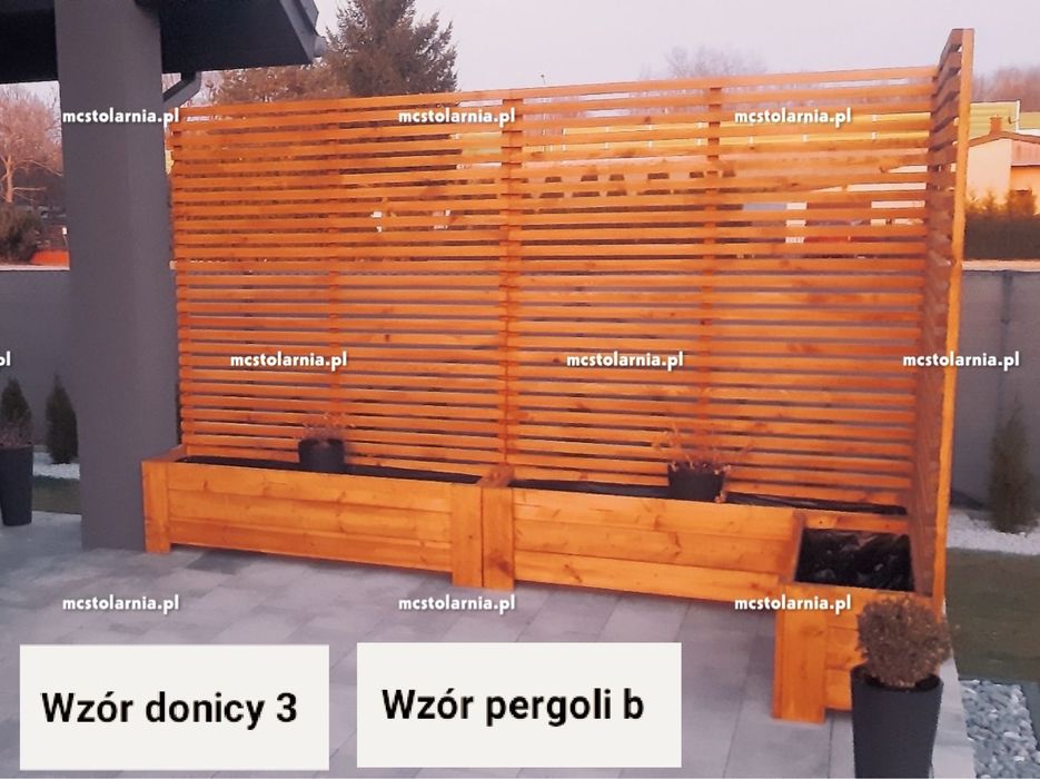 Donica drewniana z pergolą płot lamelowy