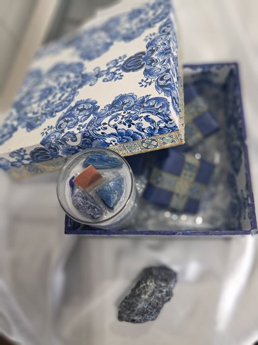 Um presente diferente. Caixa com sabonetes e vela artesanal ideal para