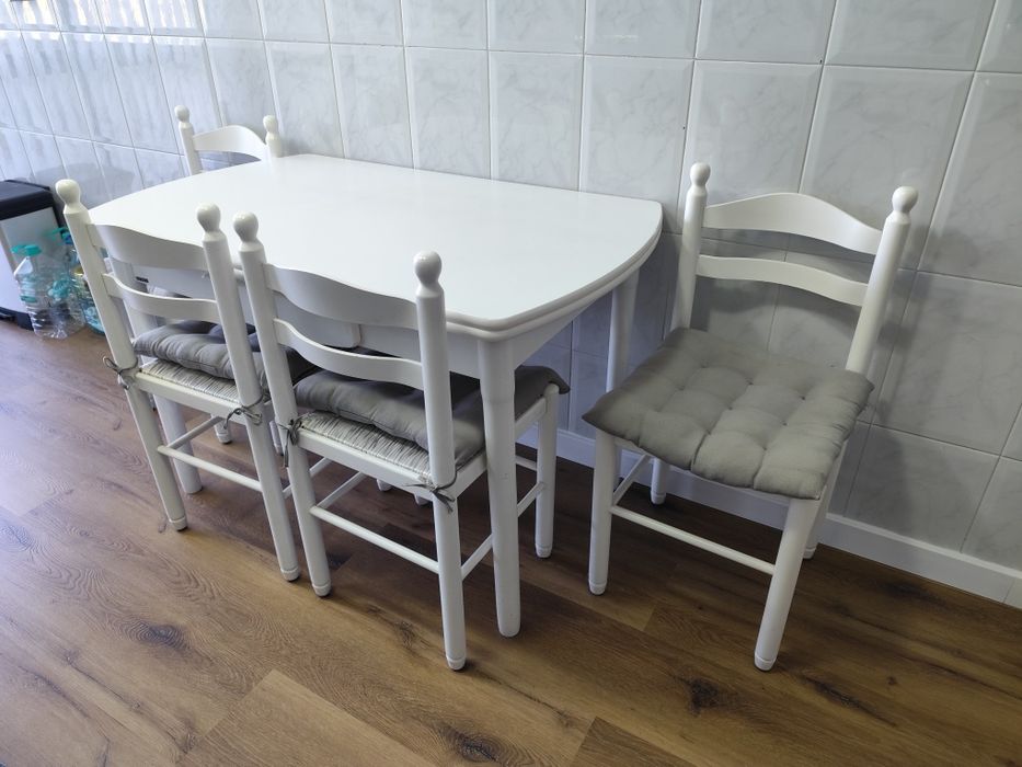Mesa e cadeiras de cozinha