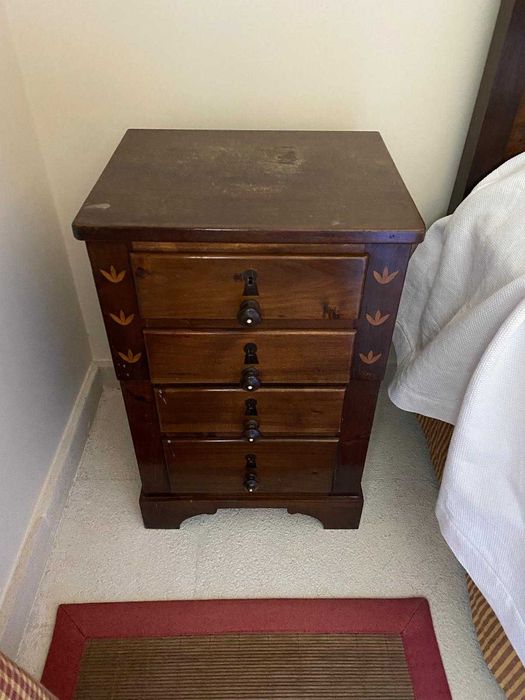 Conjunto de Quarto em Madeira Maciça – 2 Camas c/ Cama Inferior + Cómoda + 2 Mesas de Cabeceira
