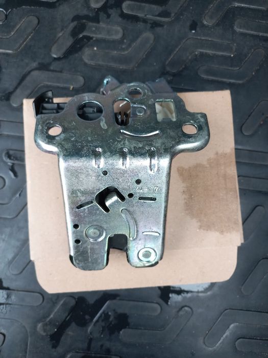 Замок багажника шкода октавія а7 8R0827505A