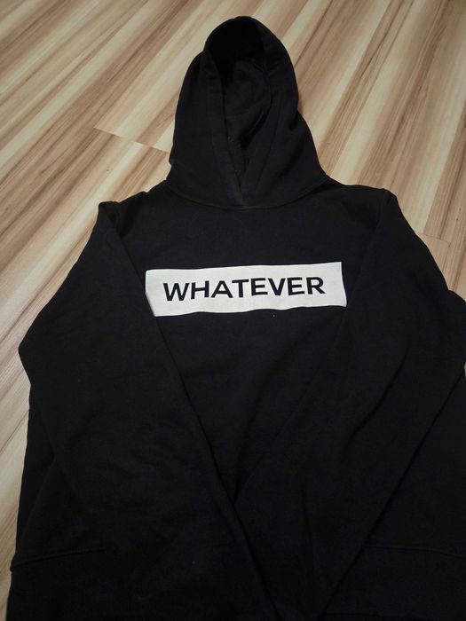 Bluza z kapturem krótka whatever z nadrukiem ginatricot