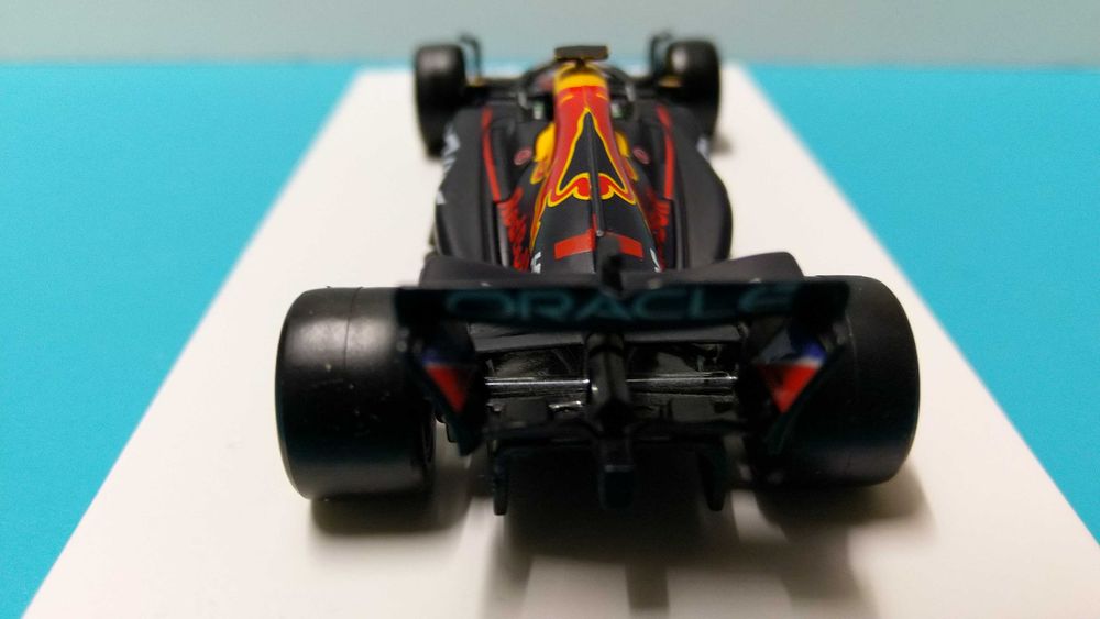 Red Bull RB18 #1 Verstappen - Campeão Mundial F1 2022 - Miniatura 1/43