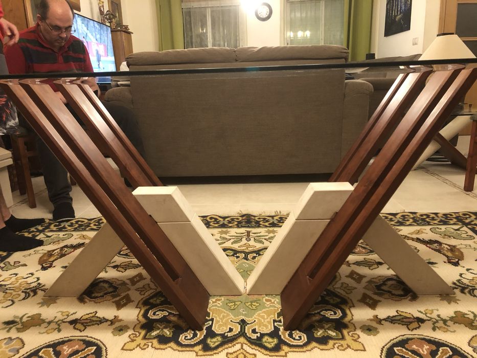 Mesa de sala em madeira e pedra com tampo de vidri