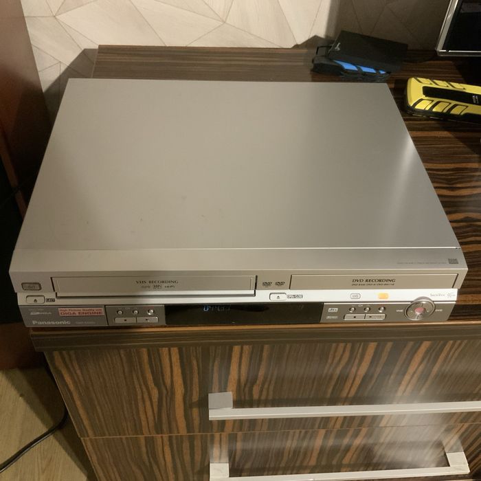 Magnetowid VHS Panasonic DMR-ES30V HI-Fi nagrywarka DVD przegrywanie