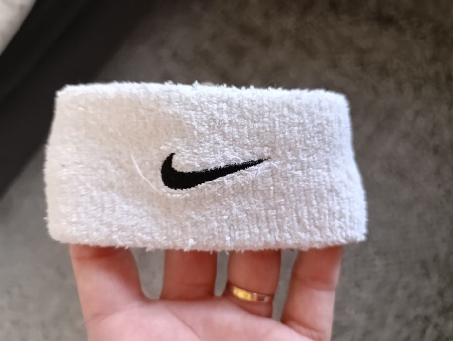 Opaska biała na rękę ze znaczkiem Nike