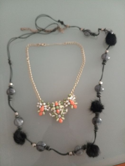 2 colares: Vintage art deco statement dourado com pedras e cristais facetados e Colar estilo Boho em tons de cinza e preto