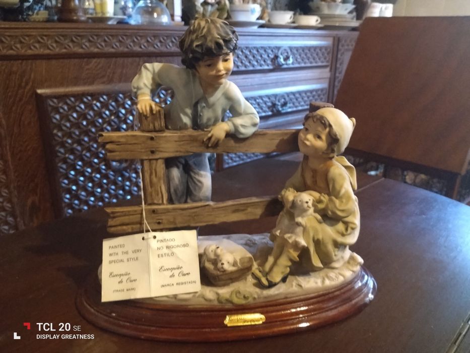 Lindíssima peça de meninos em marfinite e madeira