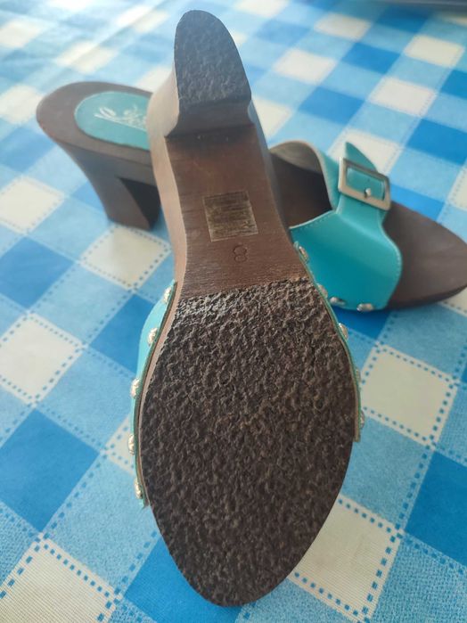 Socas e sandálias de mulher. Tamanho 38