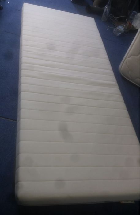 Vendo estrado com colchao ikea