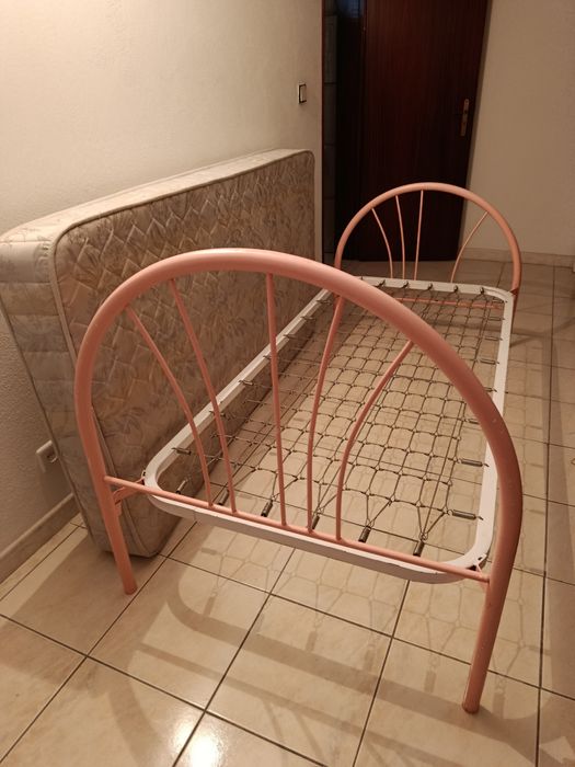 Cama solteiro em ferro com colchão