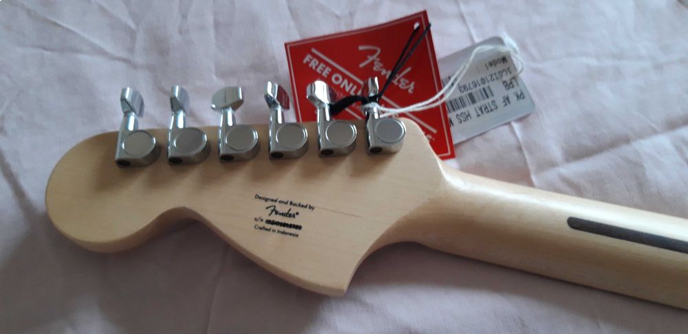 Guitarra elétrica Squier Fender Stratocaster HSS - NOVO.